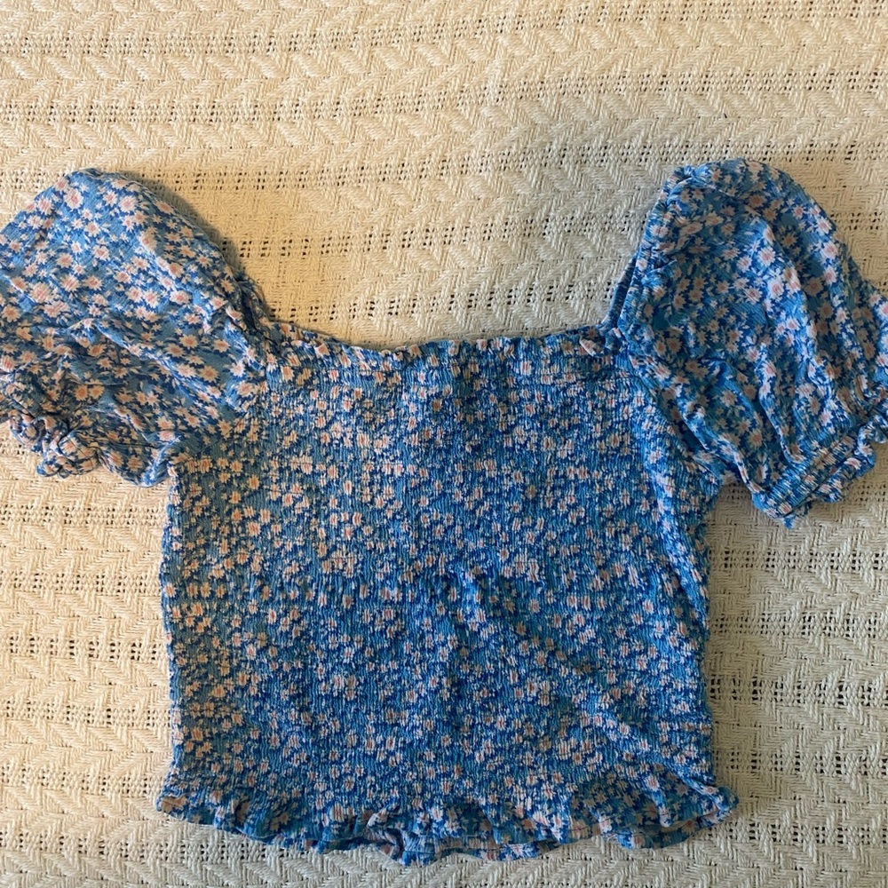 Blue floral cropped puffy sleeve blouse